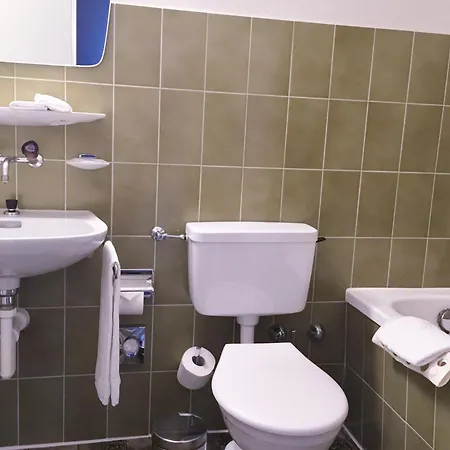 Hotell Fontana Garni 3*